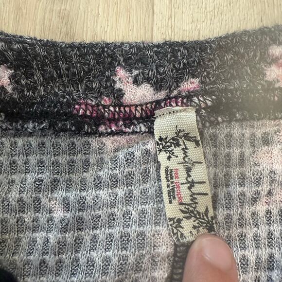 Free People One Of The Girls Black Floral Printed Henley Top Blouse Size Small - Picture 4 of 4